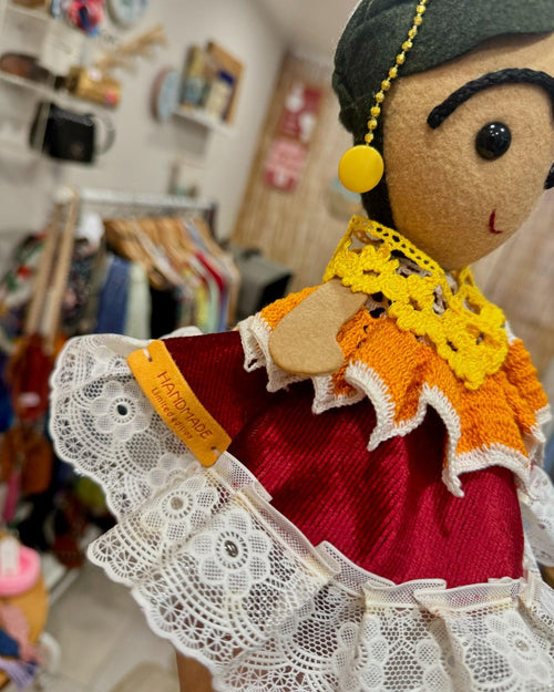 Boneca Frida decorativa 25cm