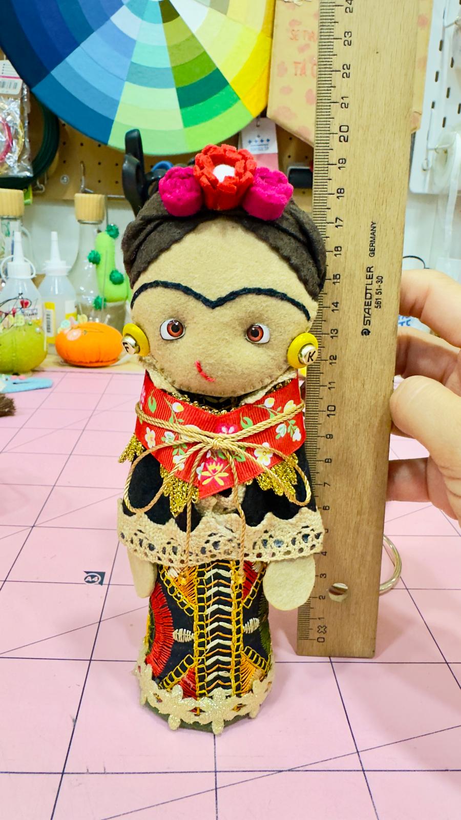 Boneca Frida decorativa 18cm