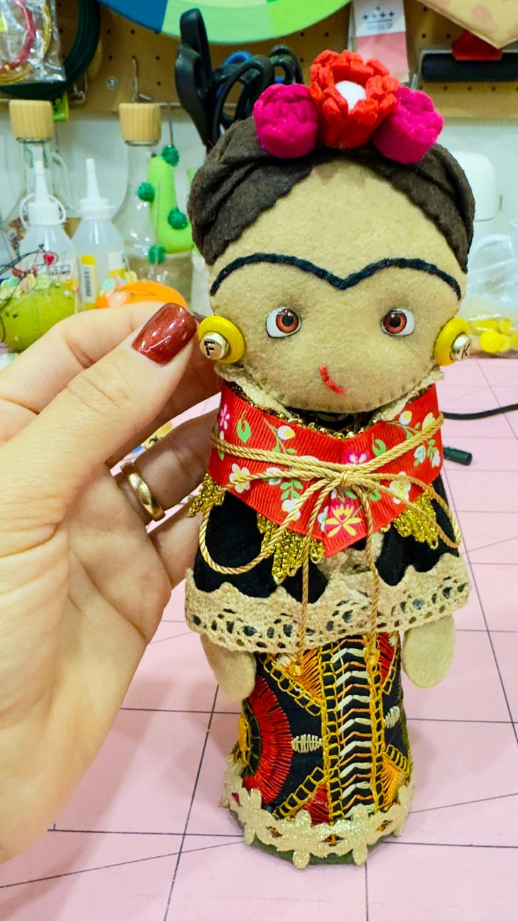 Boneca Frida decorativa 18cm
