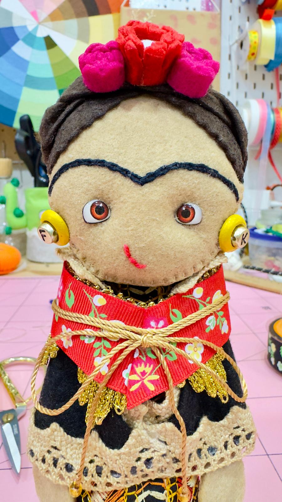 Boneca Frida decorativa 18cm