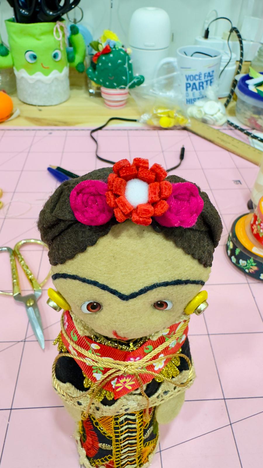 Boneca Frida decorativa 18cm
