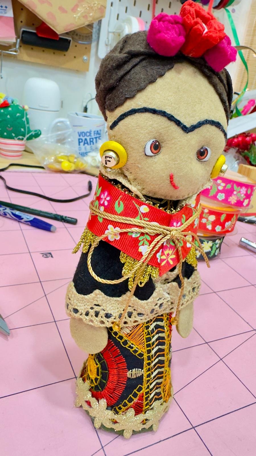 Boneca Frida decorativa 18cm